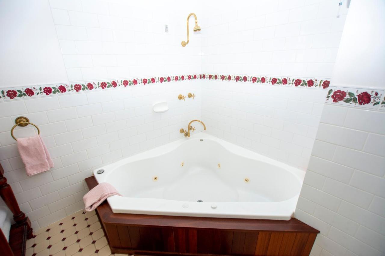 โรสบริดจ์ เฮาส์ เบด แอนด์ เบรคฟาสต์ Bed & Breakfast Gooseberry Hill ภายนอก รูปภาพ