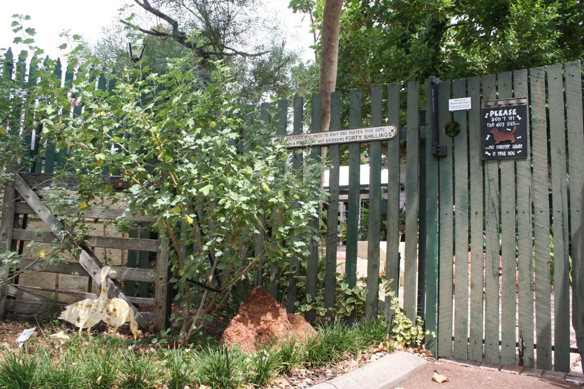 โรสบริดจ์ เฮาส์ เบด แอนด์ เบรคฟาสต์ Bed & Breakfast Gooseberry Hill ภายนอก รูปภาพ