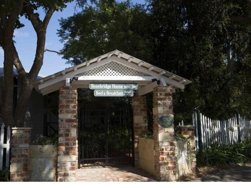 โรสบริดจ์ เฮาส์ เบด แอนด์ เบรคฟาสต์ Bed & Breakfast Gooseberry Hill ภายนอก รูปภาพ