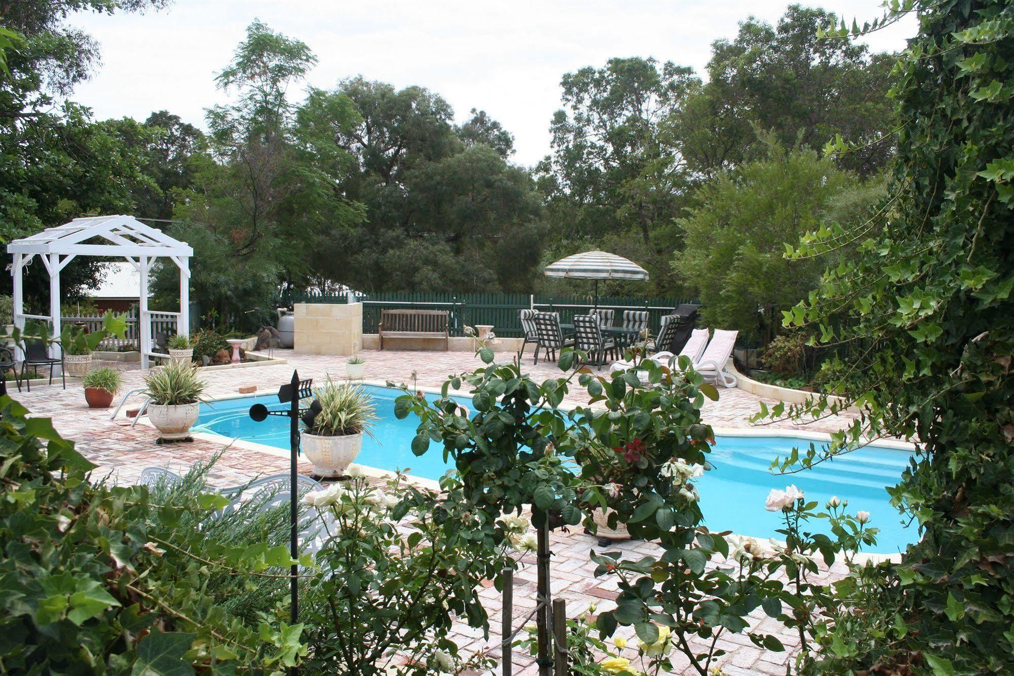 โรสบริดจ์ เฮาส์ เบด แอนด์ เบรคฟาสต์ Bed & Breakfast Gooseberry Hill ภายนอก รูปภาพ