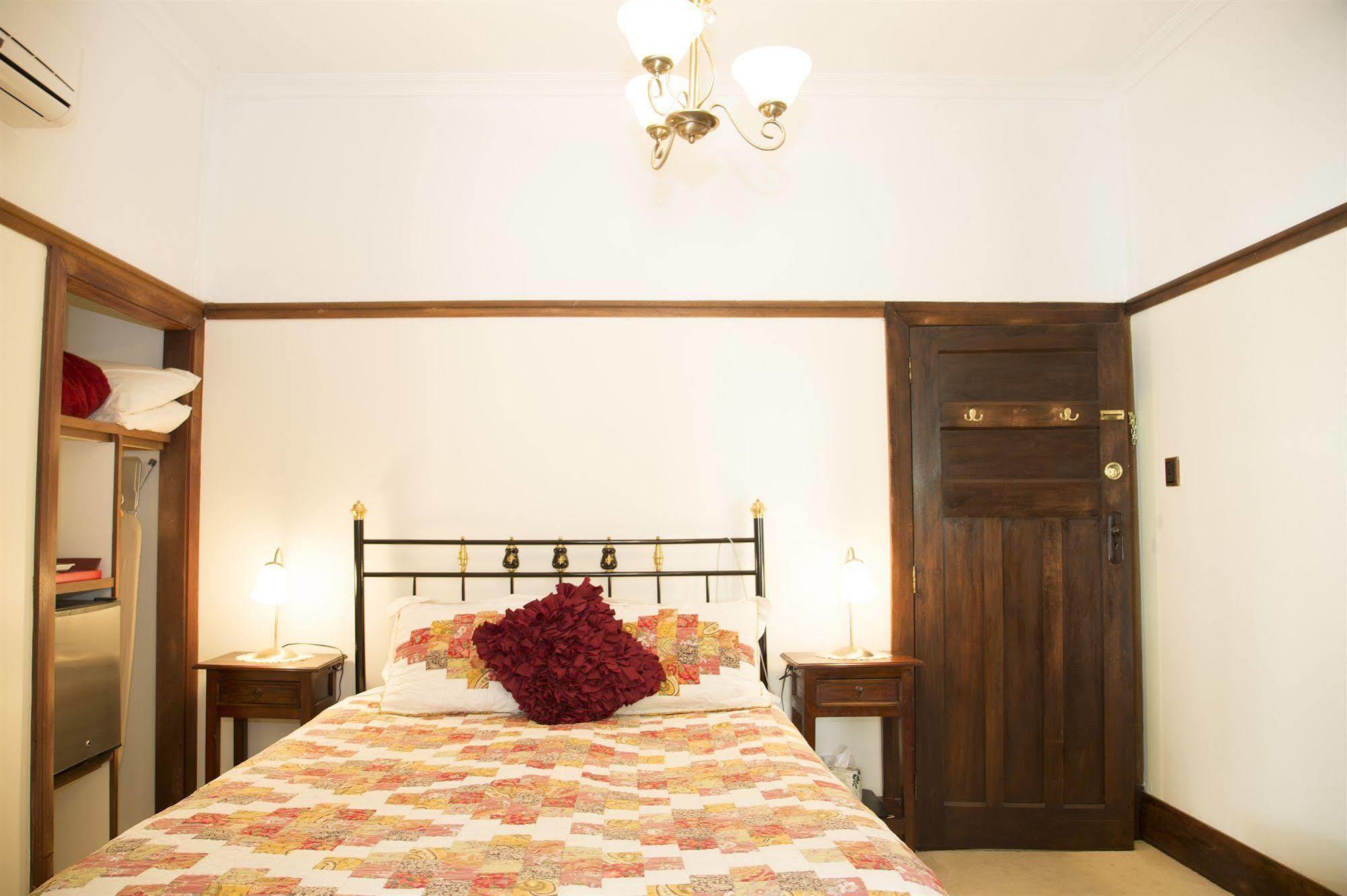โรสบริดจ์ เฮาส์ เบด แอนด์ เบรคฟาสต์ Bed & Breakfast Gooseberry Hill ภายนอก รูปภาพ