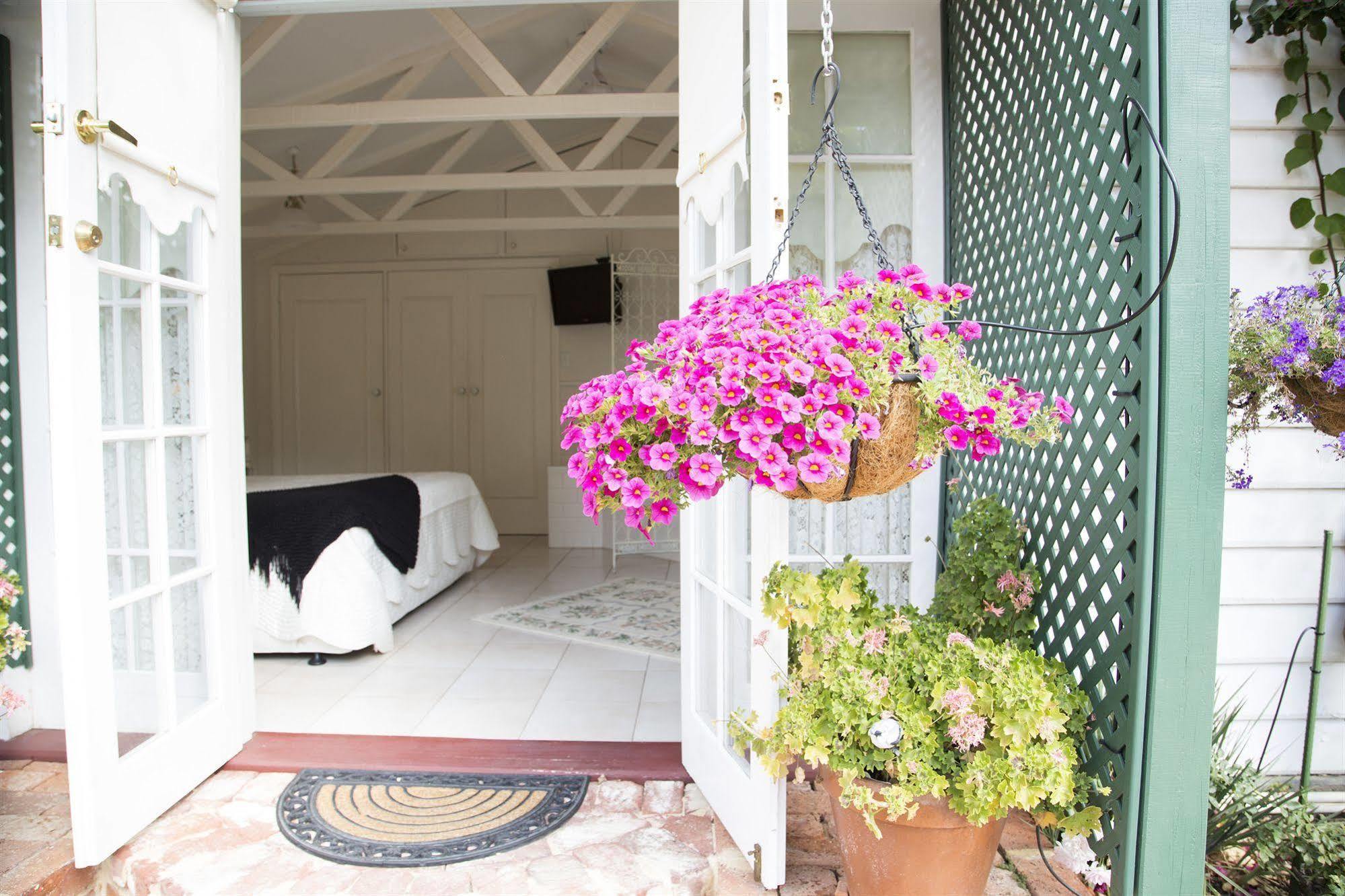 โรสบริดจ์ เฮาส์ เบด แอนด์ เบรคฟาสต์ Bed & Breakfast Gooseberry Hill ภายนอก รูปภาพ