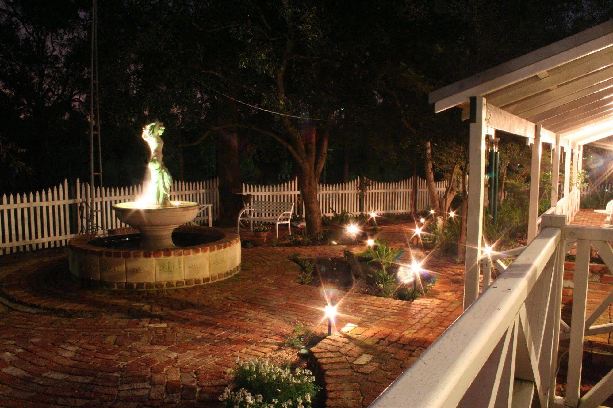 โรสบริดจ์ เฮาส์ เบด แอนด์ เบรคฟาสต์ Bed & Breakfast Gooseberry Hill ภายนอก รูปภาพ
